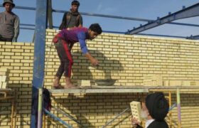 امام جمعه اهواز برای کمک به ساخت مواکب اربعین دست به آجر شد!