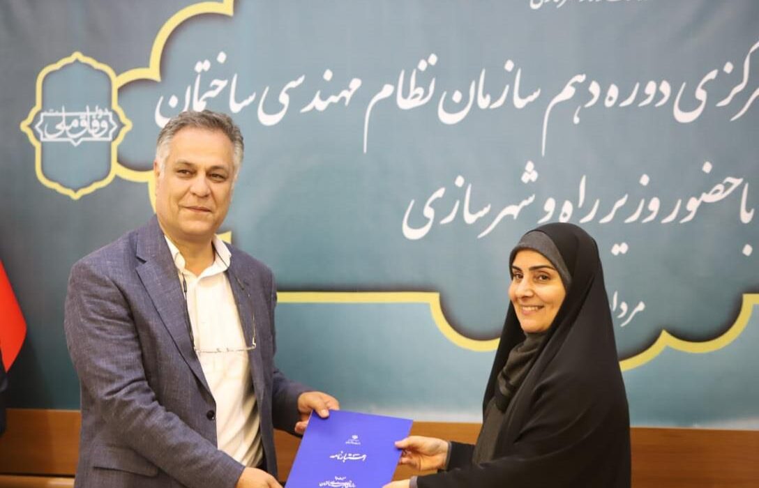 اهدا حکم عضویت در شورای مرکزی دکتر شهاب آدم نوه سی