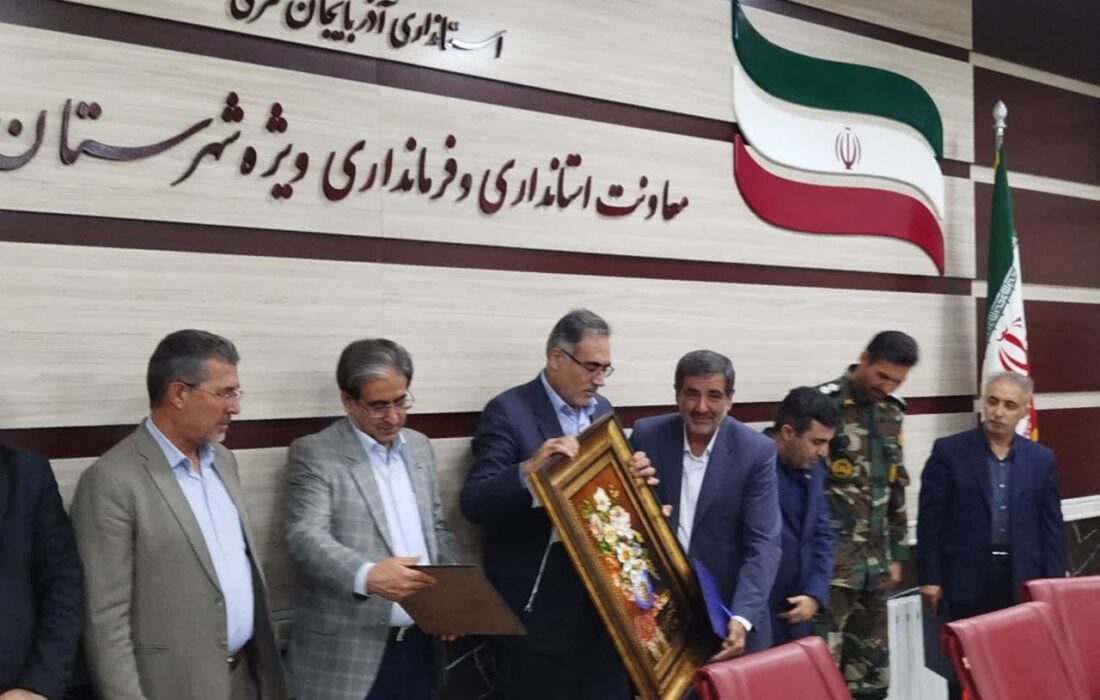 تجلیل از خدمات ۳۵ ساله حاج علی کوه‌کمری، معاون سابق سیاسی، امنیتی و اجتماعی فرمانداری مرند