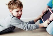 چگونه موبایل را از دست بچه ها بگیریم؟