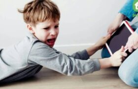چگونه موبایل را از دست بچه ها بگیریم؟