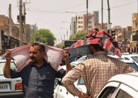 بیماری‌های پوستی ناشی از اشعه فرابنفش در سال‌های اخیر بیشتر شده‌اند؛ لک‌های پوستی زیادی که اخیراً می‌بینیم، تبدیل به بدخیمی‌ها و سرطان پوست می‌شوند