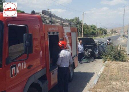 برخورد پژو با جدول میانی در مرند/ سرنشینان در خودرو محبوس شدند
