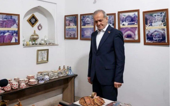 بازدید پزشکیان از مسجد کبود ایروان و اقامه نماز با نمازگزاران