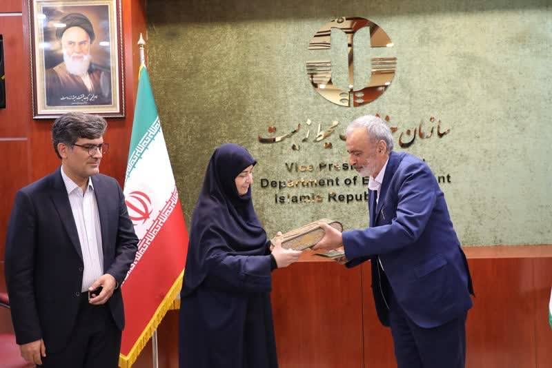 آذربایجان شرقی در زمره استان‌های برتر اقامه نماز؛ تجلیل از خادمان نماز در سازمان حفاظت محیط زیست