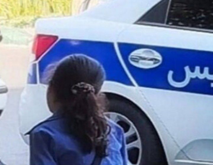 دختر بچه میانه ای به دست پلیس سفید پوش مهربان به آغوش،گرم خانواده برگشت