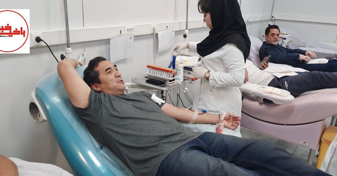 عکس/خداداد عزیزی درحال اهدای خون