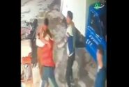 تصاویری از ضربات وحشیانه قمه‌کشان بر سر یک جوان