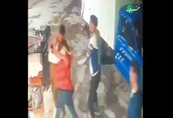 تصاویری از ضربات وحشیانه قمه‌کشان بر سر یک جوان