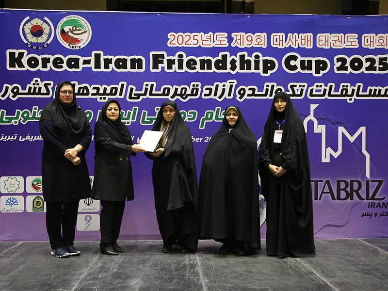 تقدیر از مادر بزرگوار شهید صادق عدالت اکبری