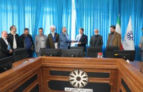 اهدای حکم سفیران صلح به دکتر علی آجودان زاده
