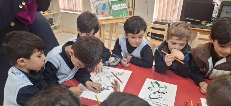 کودکان در مرکز شماره یک کانون پرورش اردبیل مفاهیم صلح و دوستی را اموختند