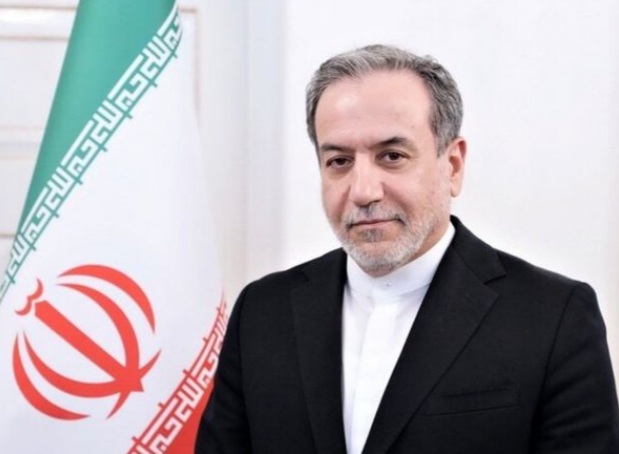 شکرخدا سر عراقچی خلوت شده؛ در مراسم ورزشی کری می‌خواند
