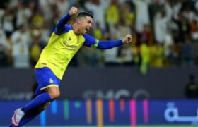 رفتار جالب کریستیانو رونالدو در زمین و آموزش خوشحالی ایسلندی!/ هماهنگی با هواداران به لیدری یک طرفدار و یوتیوبر آمریکایی سرشناس/ ویدئو