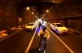 حرکات خطرناک و عجیب جوان اسکیت سوار در بزرگراهی در تهران/ ویدئو