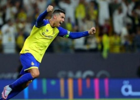 رفتار جالب کریستیانو رونالدو در زمین و آموزش خوشحالی ایسلندی!/ هماهنگی با هواداران به لیدری یک طرفدار و یوتیوبر آمریکایی سرشناس/ ویدئو