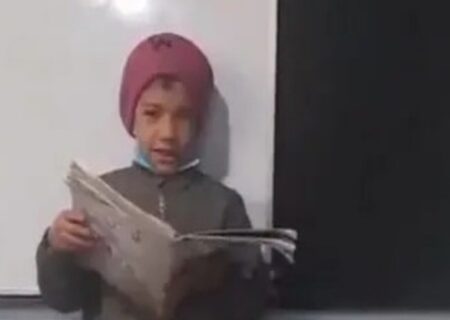 یک معلم به دلیل تحقیر دانش‌آموز افغانستانی اخراج شد