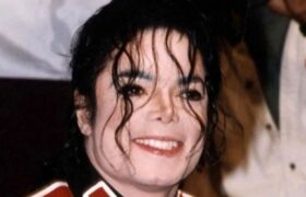 سفر در زمان؛ «مایکل جکسون» در حال صحبت با تلفن در خانهاش در لسآنجلس؛ سال ۱۳۵۱/ عکس