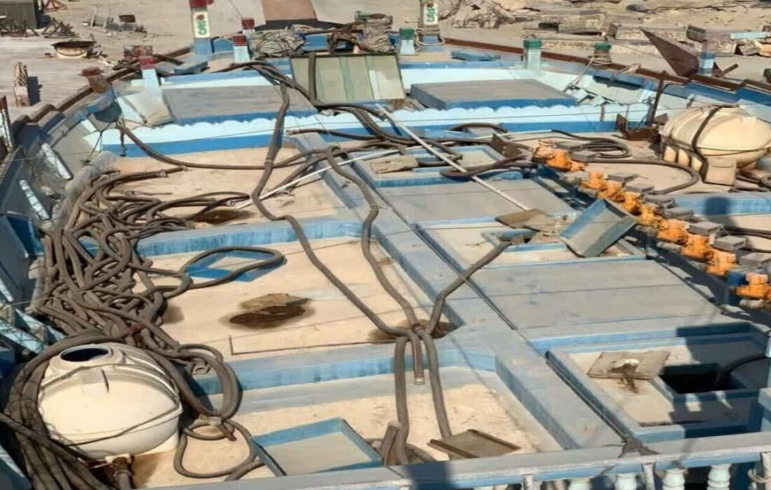 توقیف شناور حامل سوخت قاچاق در خلیج فارس/ ۱۱ نفر دستگیر شدند