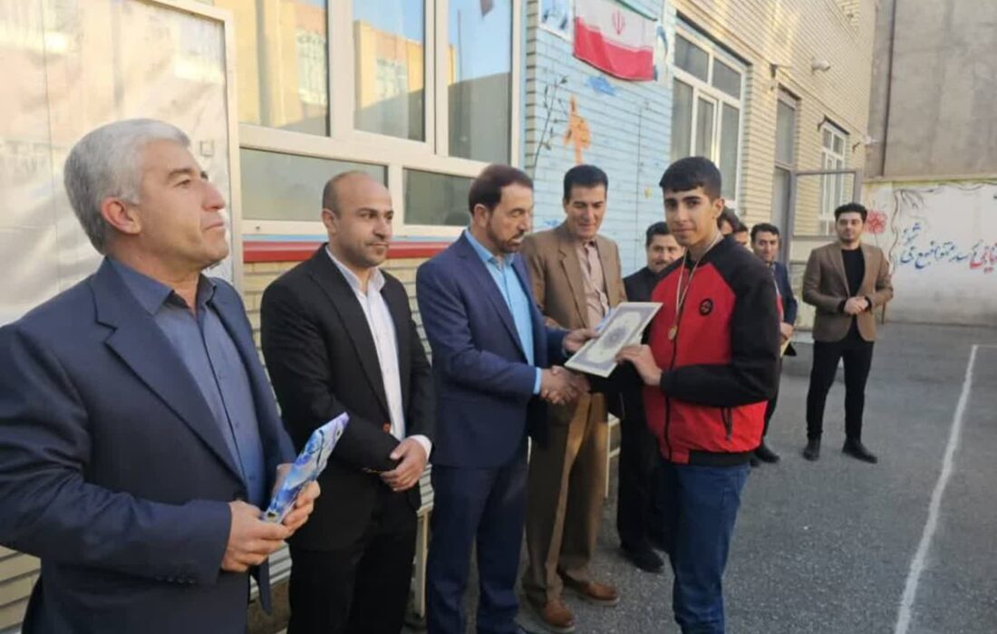 تجلیل از مدال‌آوران نونهال تکواندو در مدرسه امام علی(ع) عجب‌شیر