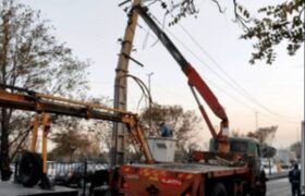 خسارت به شبکه برق به دلیل برخورد خودروی سواری با تیر برق