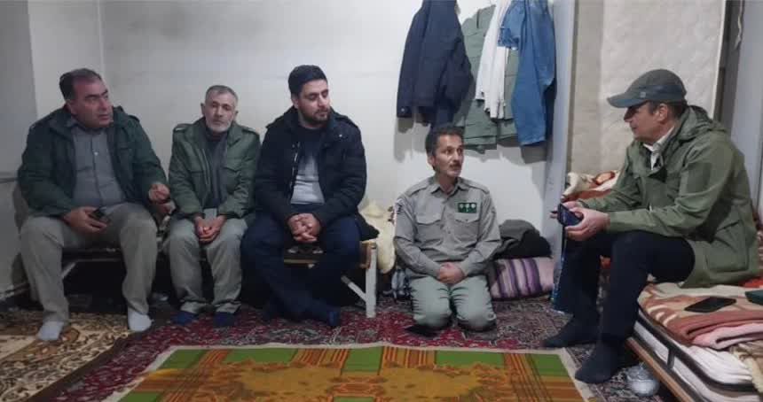 دیدار شبانه مدیرکل محیط‌ زیست آذربایجان‌شرقی با محیط‌بانان کنتال2 پس از روزی سخت در مهار آتش دیزمار
