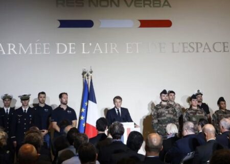 مکرون: جنگ‌ها در آینده از فضا آغاز خواهد شد
