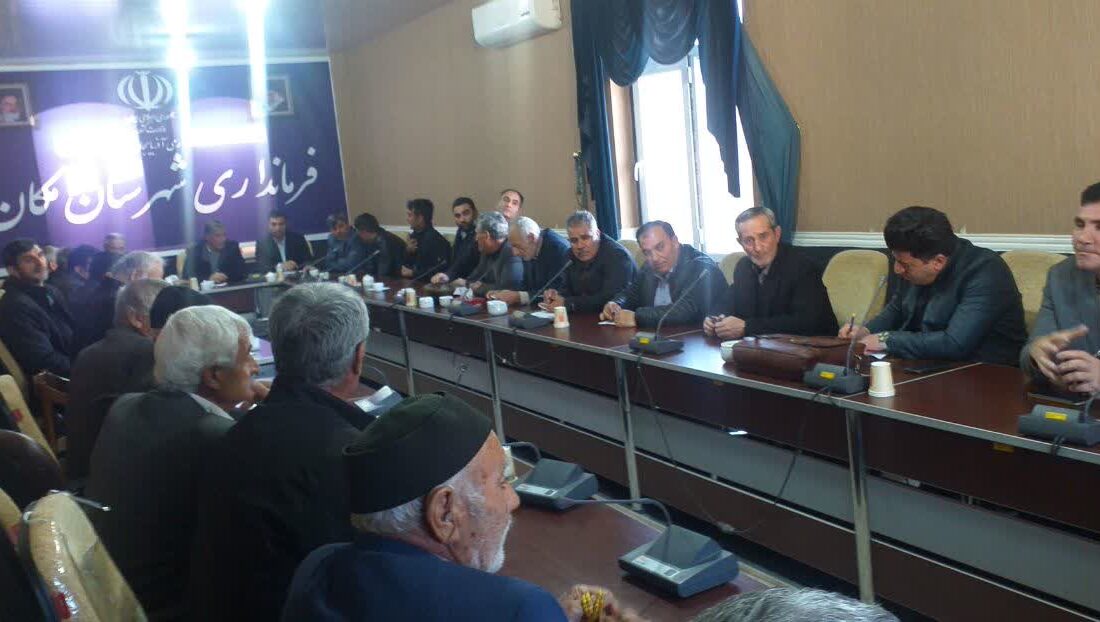 جلسه بررسی مشکلات روستای قره چال با محوریت تعریض و آسفالت جاده ورودی برگزار شد