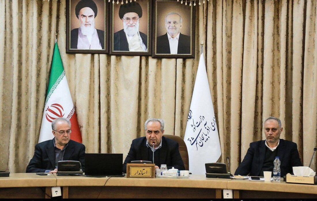 گفتگوی صمیمی و تبادل نظر استاندار آذربایجان شرقی با روسای اتحادیه‌های اصناف بازار تبریز 