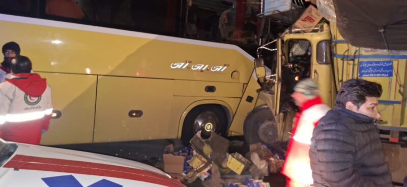 برخورد وحشتناک  تریلی با اتوبوس در محور سرچم اردبیل یک فوتی و ۲۰ مجروح بر جا گذاشت