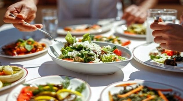 ۴ راه ساده برای پیشگیری از نفخ بعد از غذا‌های سنگین