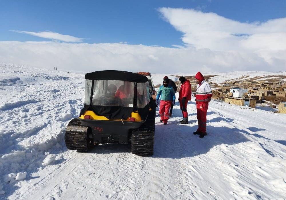 انتقال بیمار بدحال از روستای برف‌گیر آلاکین در چاراویماق با خودروی آرگو