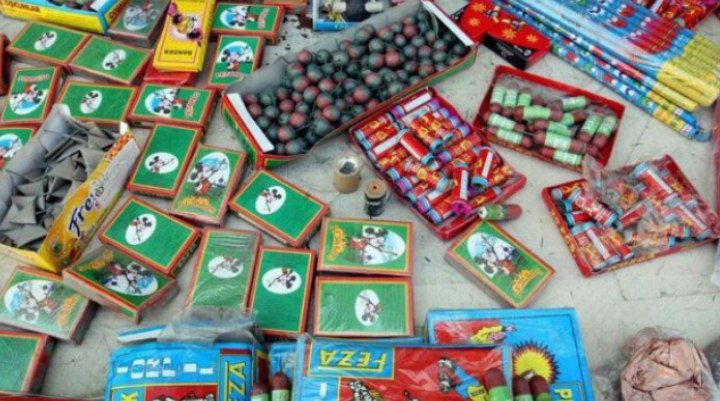 کشف بیش از ۸ هزار عدد مواد محترقه در ملکان