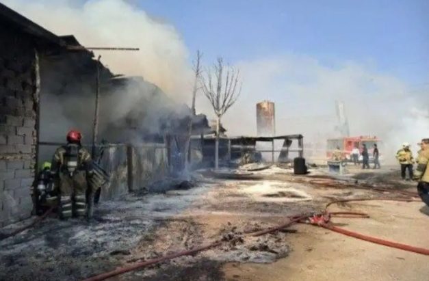 آتشسوزی گسترده یک گاراژ چوببری در بزرگراه آزادگان