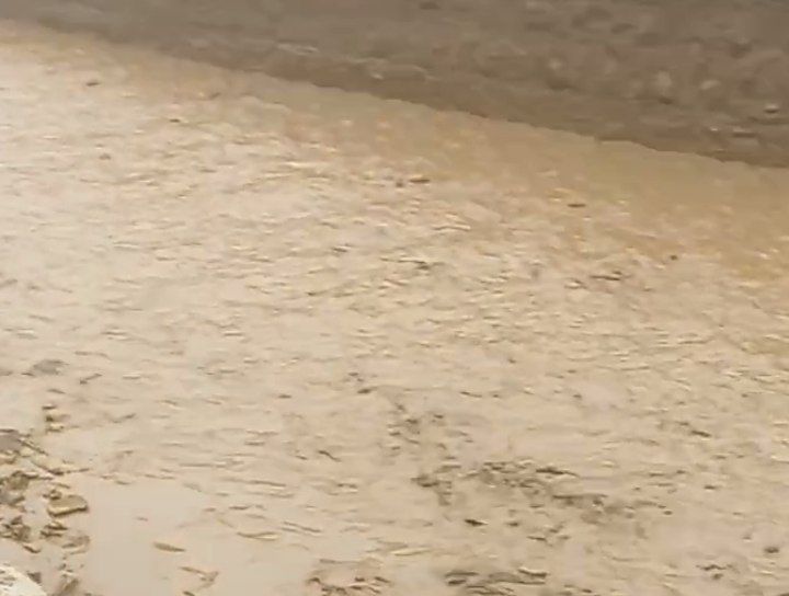 بسیج تمام توان عملیاتی شهرداری مرند برای مهار سیلاب در محدوده پل طالقانی