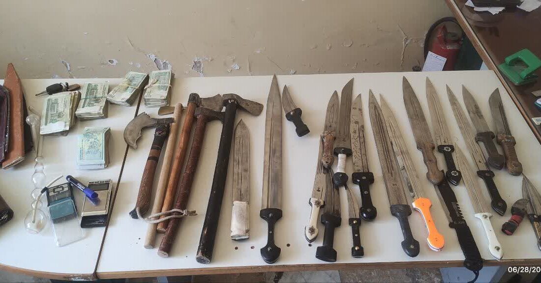 ضربه سنگین پلیس آذرشهر به هنجارشکنان؛ کشف ۲۱ قبضه قمه و مواد مخدر در عملیات آرامش